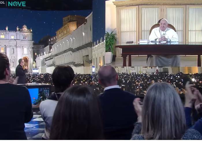 Il Papa, i Migranti e i Nuovi Vangeli della Popolarità
