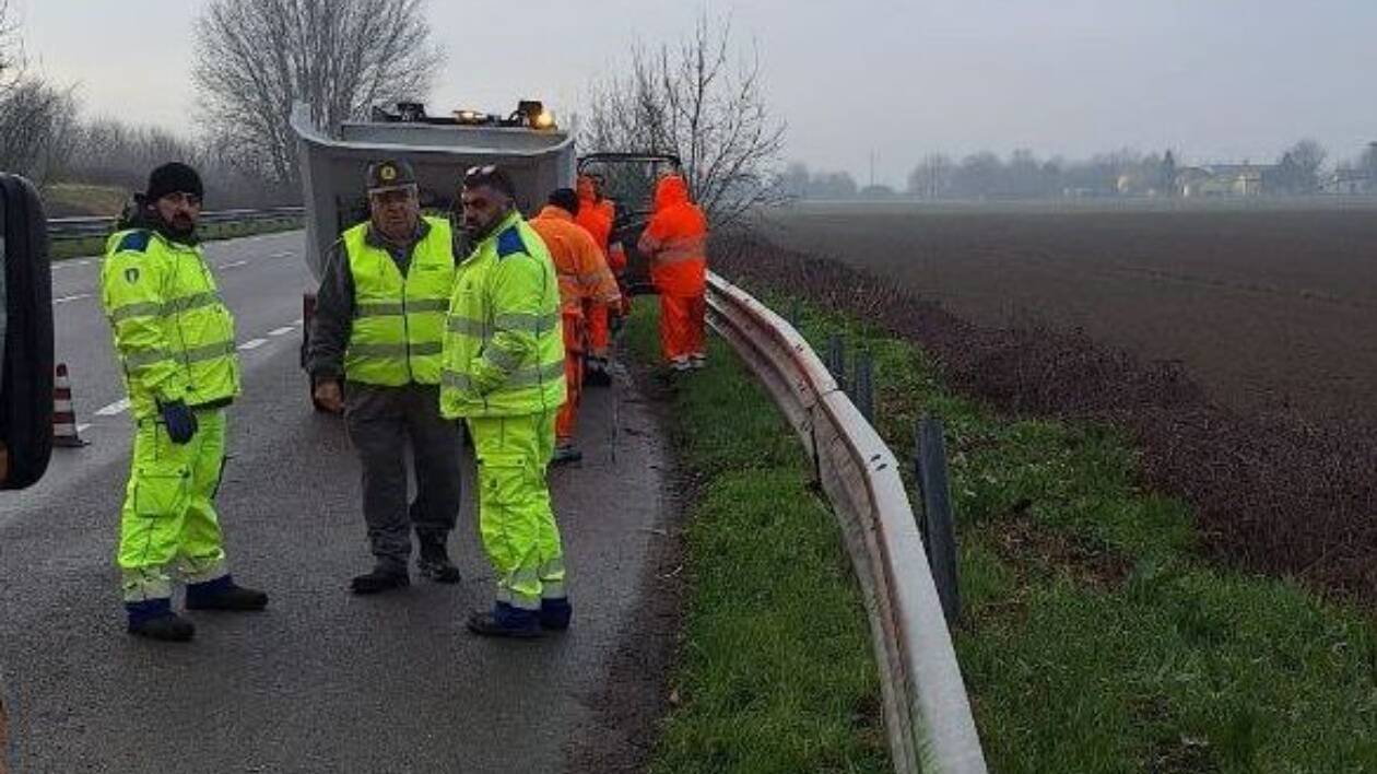 Mirandola, rimossi 500 chili di rifiuti abbandonati sul Canaletto