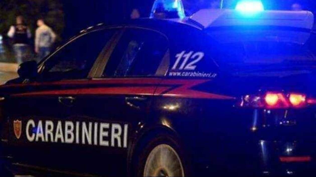 Alla guida di un furgone rubato forza posto di blocco: fermato e libero