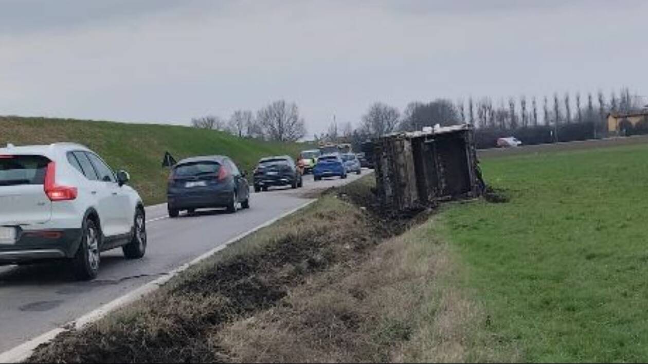 Camion fuori strada sulla Panaria a Villavara: strada chiusa