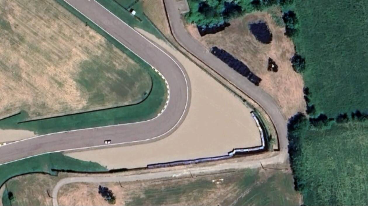 Scambia protezioni dell'autodromo per discarica gomme e presenta interrogazione