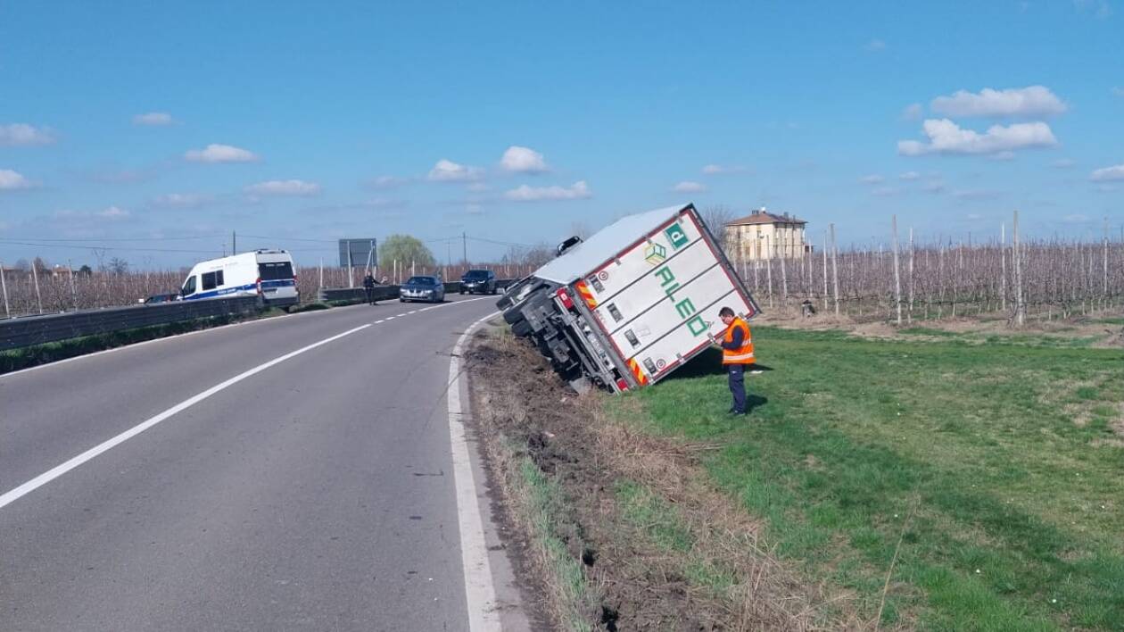 Bomporto, ancora una camion fuori strada sulla Panaria Bassa