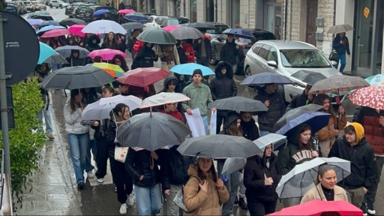 Pavullo, il corteo dei ragazzi dice no a declino dell'istituto Cavazzi
