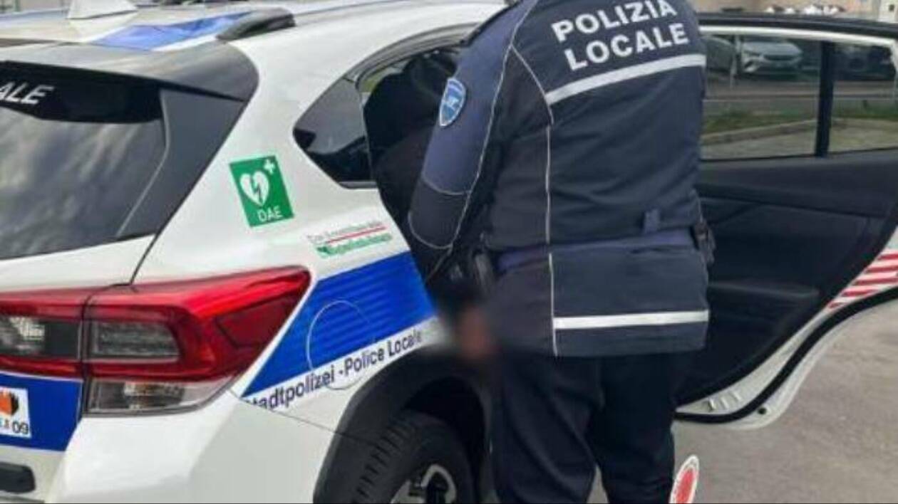 Modena, minorenne scippa una donna in pieno centro