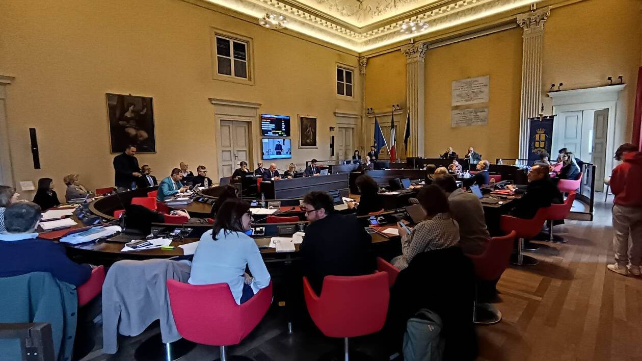 Modena, approvata la stangata sul Bilancio dopo una maratona di 10 ore
