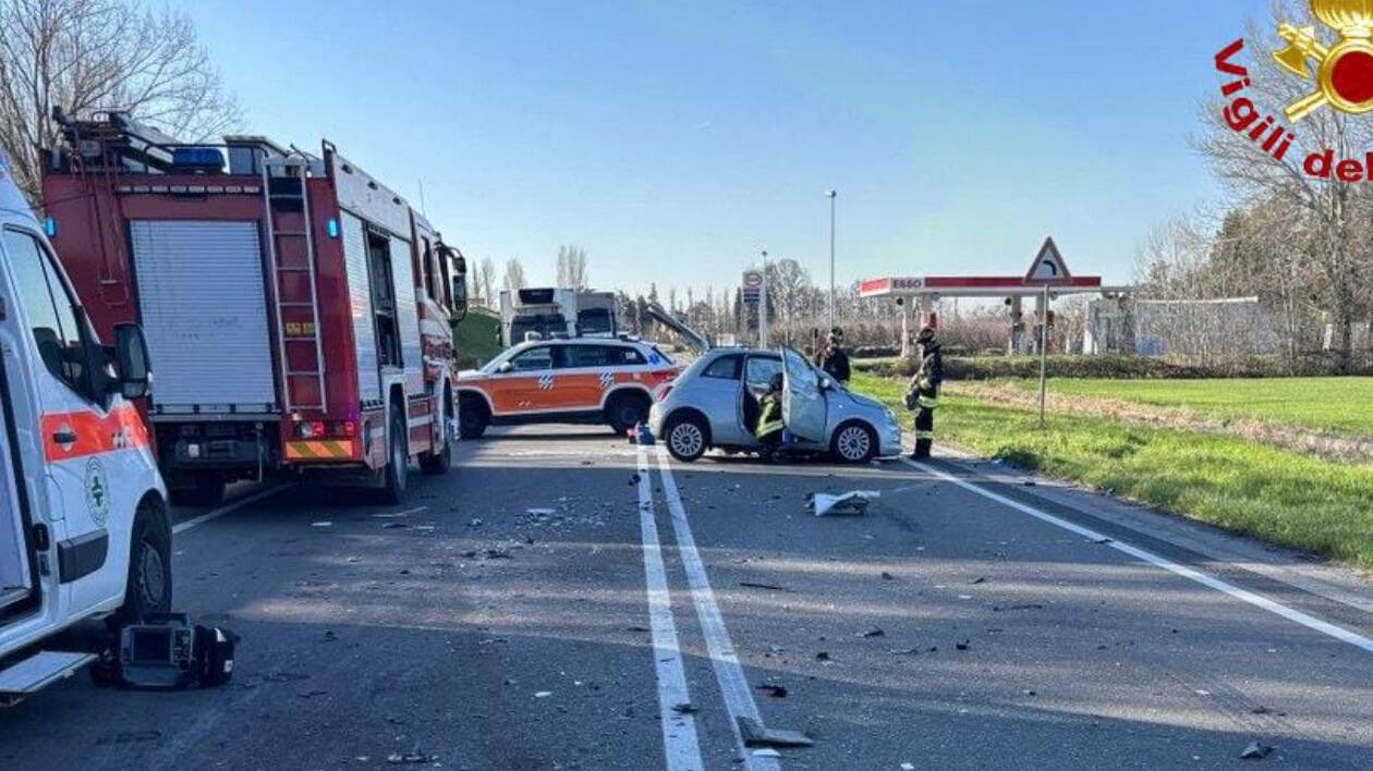 Campogalliano: scontro auto-furgone, due feriti e traffico in tilt