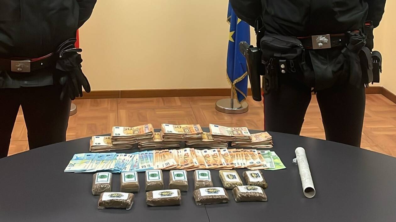 Modena: fugge alla vista dei carabinieri, aveva 5 panetti di hashish in auto