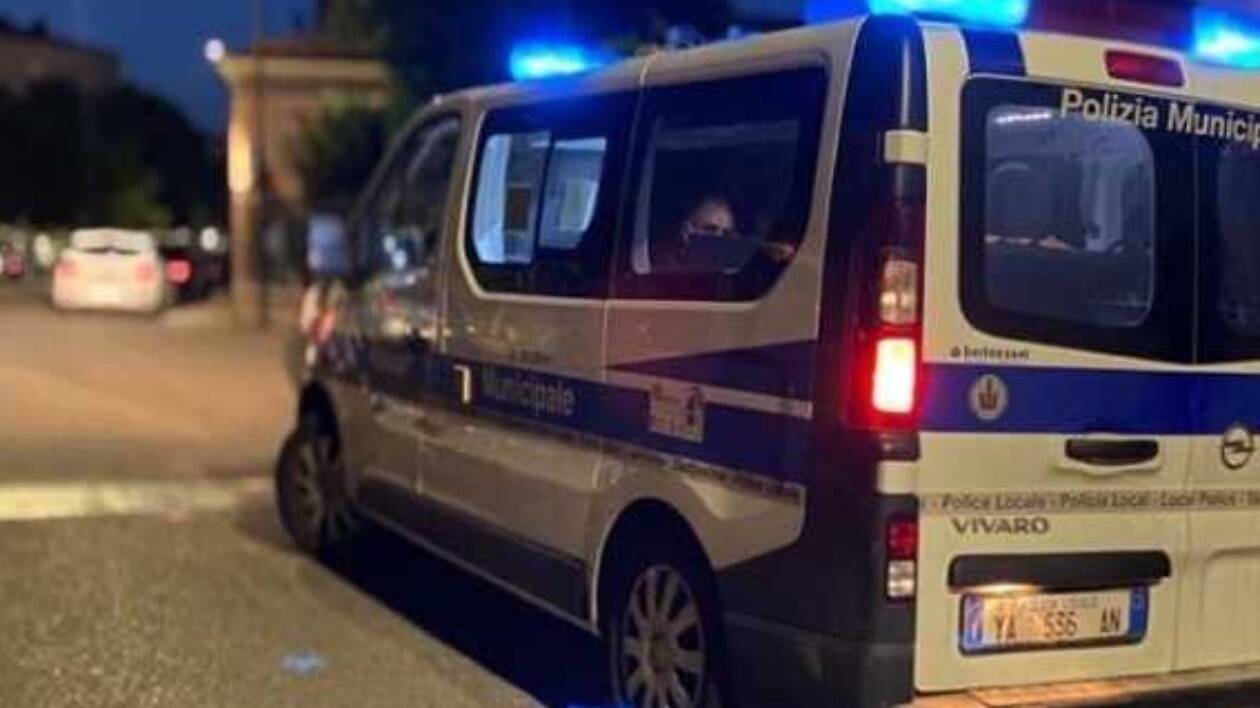 Modena, con l'auto a secco senza assicurazione e revisione: fermato straniero