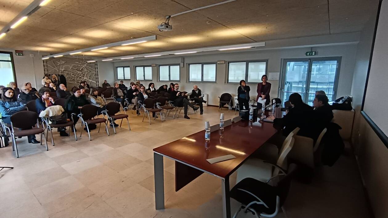 Sedie vuote in platea e centro destra assente all'incontro sulla sicurezza: critiche da assessore, PD e M5S