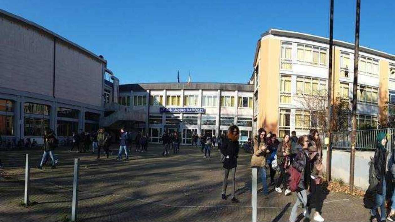 Spray urticante al Barozzi: lieve intossicazione per 9 studenti