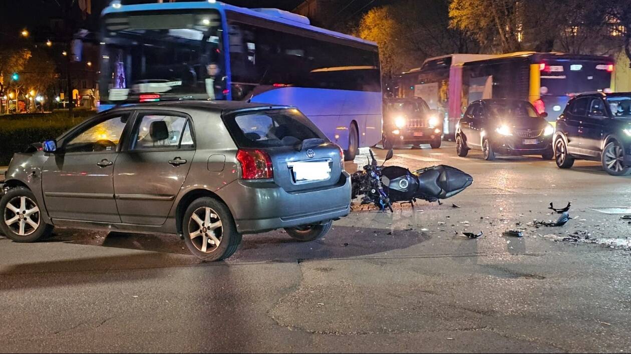 Modena, schianto in largo Garibaldi tra un'auto e una moto