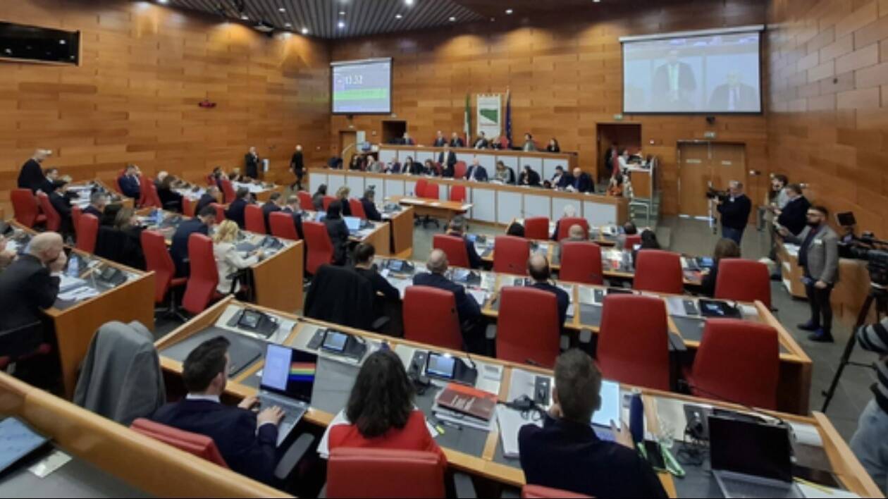 Aumenti Irpef, Irap e bollo auto: la Regione approva il bilancio con stangata