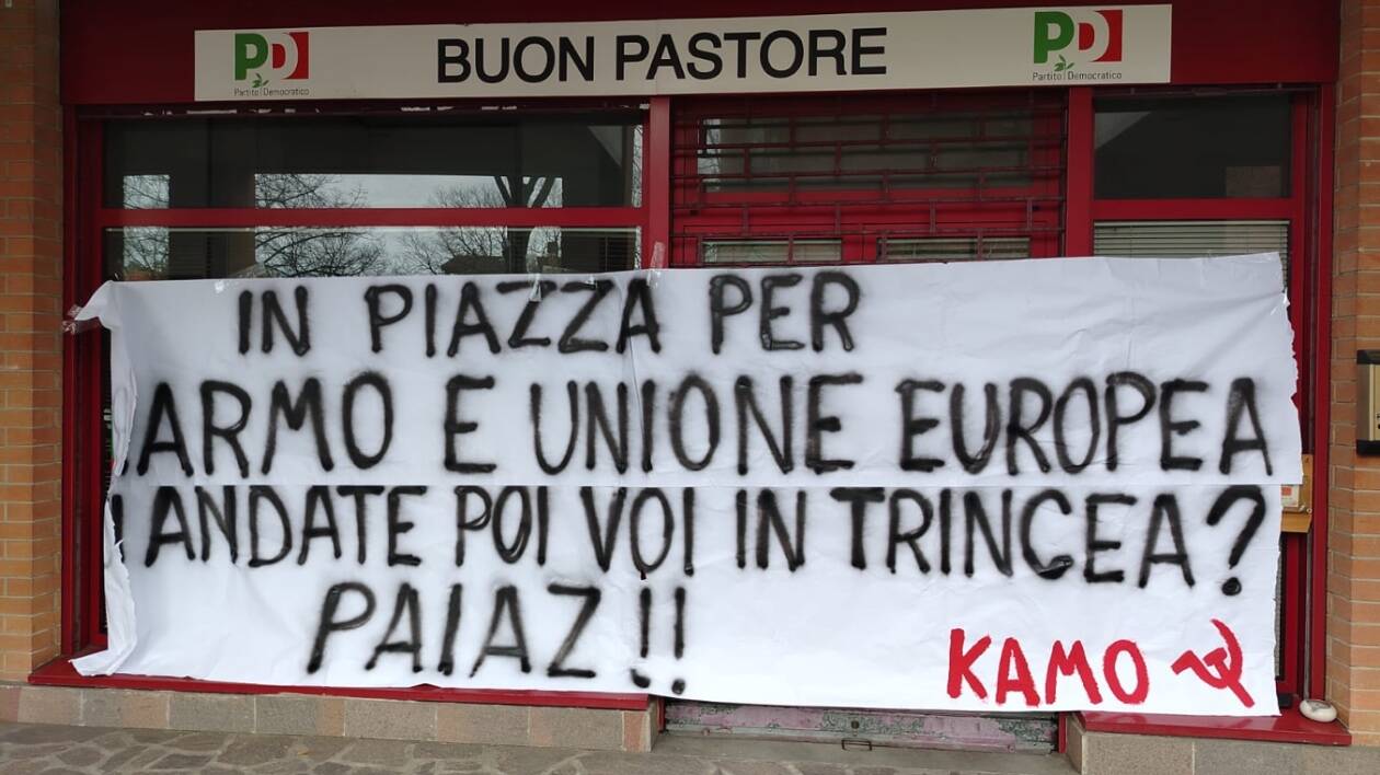 Modena, lenzuolo davanti alla sede Pd: ‘Andate voi in trincea’
