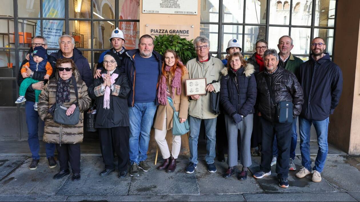 Modena, una corona per commemorare l'eccidio di piazza Grande