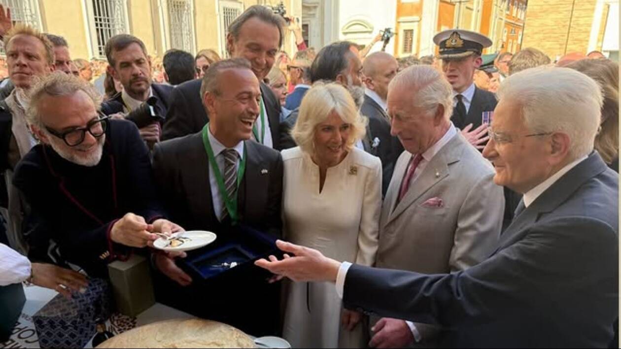 Re Carlo a Ravenna: Bottura insegna a Camilla l'arte della pasta a mano
