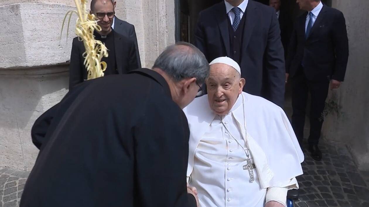 Spes contra spem, Papa in piazza San Pietro: 'Buona Domenica delle Palme'