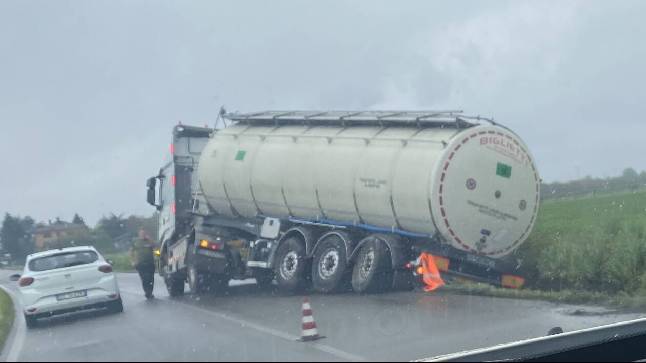 Modena, camion cisterna latte fuori strada: code in via Albareto