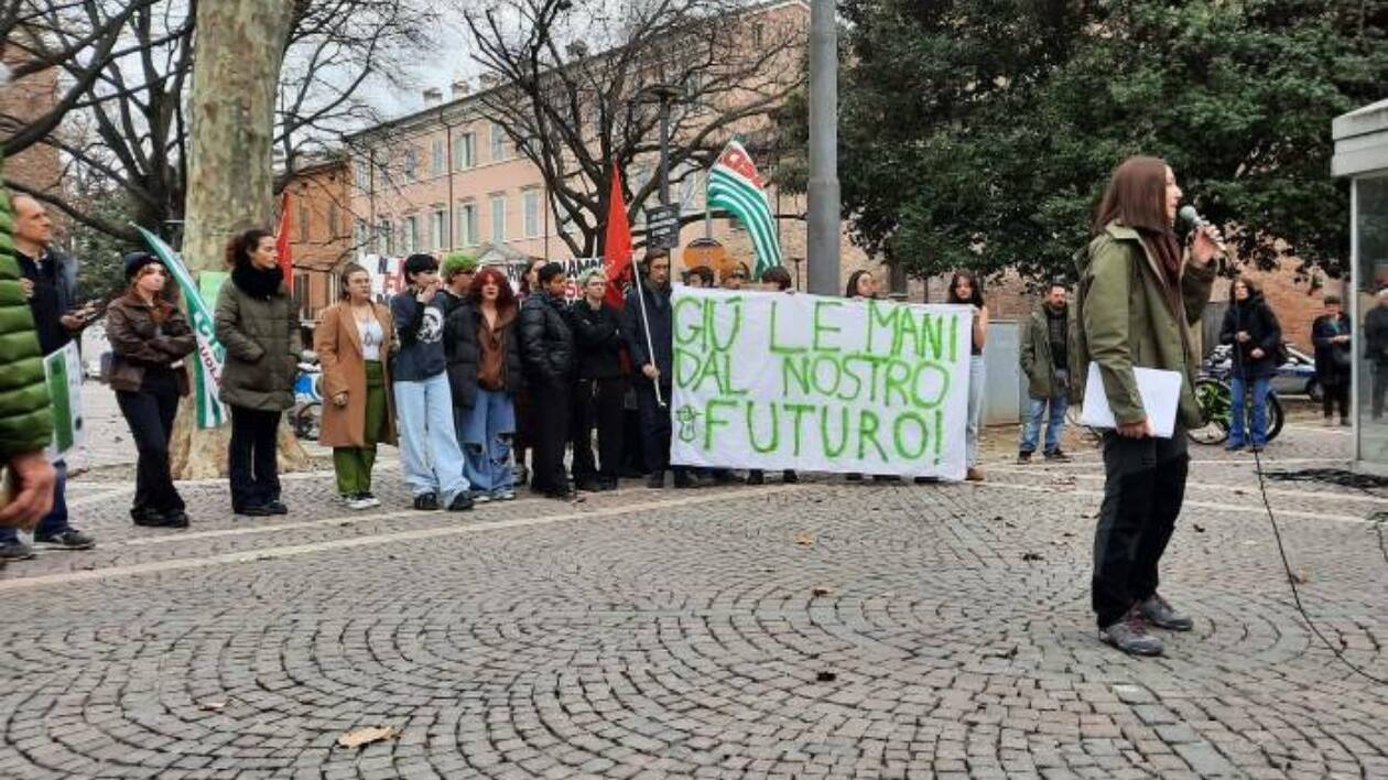 Studenti obbligati a frequentare la scuola che non hanno scelto: la piazza dice no