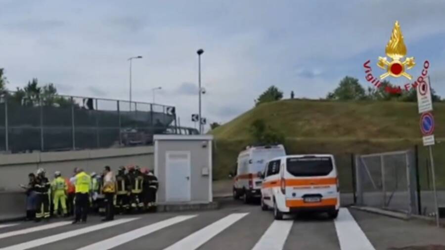Scontro tra camion e bus con scolaresca: morta una maestra