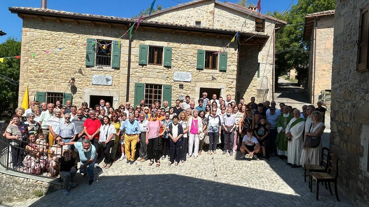 Rinnovo piazza e recupero vecchia scuola: doppia festa con il Vescovo a Camatta di Pavullo