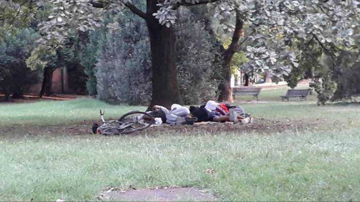 Spaccia al Parco Ducale: denunciato e libero