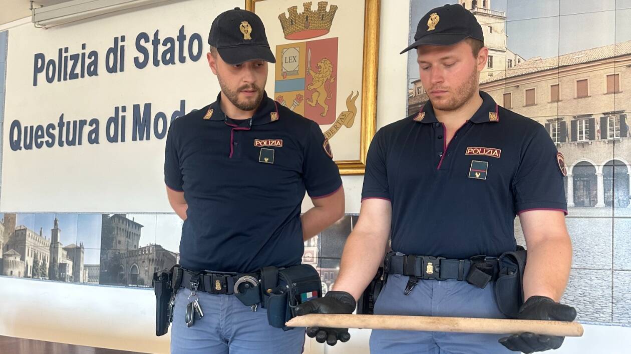 Orrore a Modena, coppia sorprende ladro: ivoriano li prende a bastonate e li manda all'ospedale