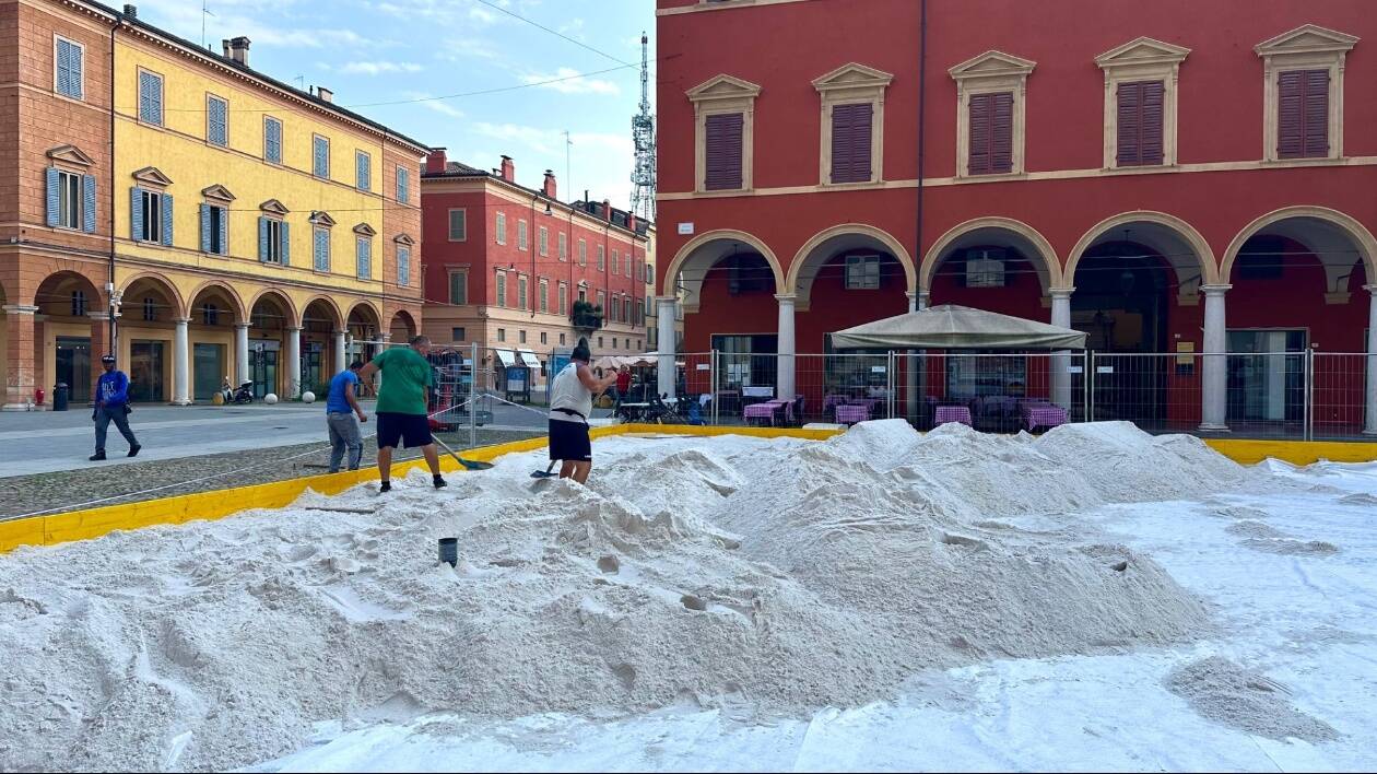 Modena, tonnellate di sabbia in piazza Roma per il torneo di beach volley