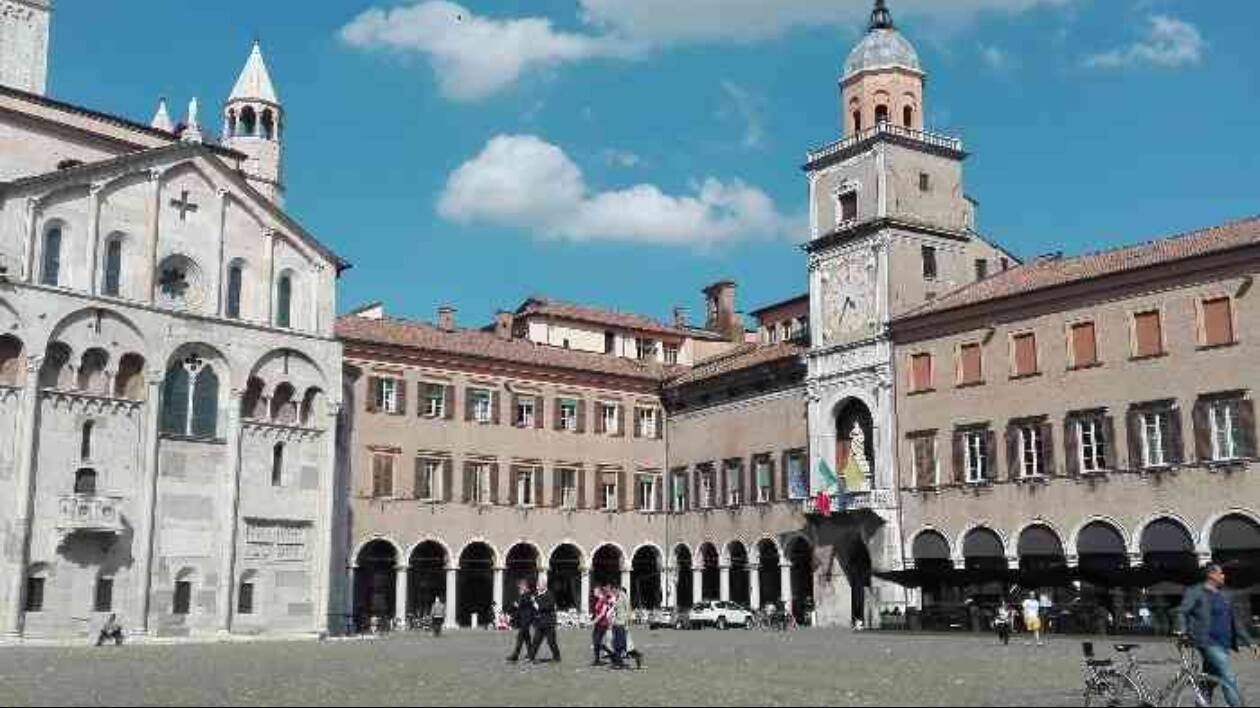 Anziano turista francese si smarrisce a Modena: una cittadina lo accompagna alla PL e ritrova la moglie