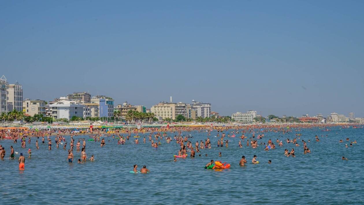 Escherichia coli in Romagna, non solo Cesenatico: non balneabili 17 tratti di mare: da Milano Marittima a Cattolica