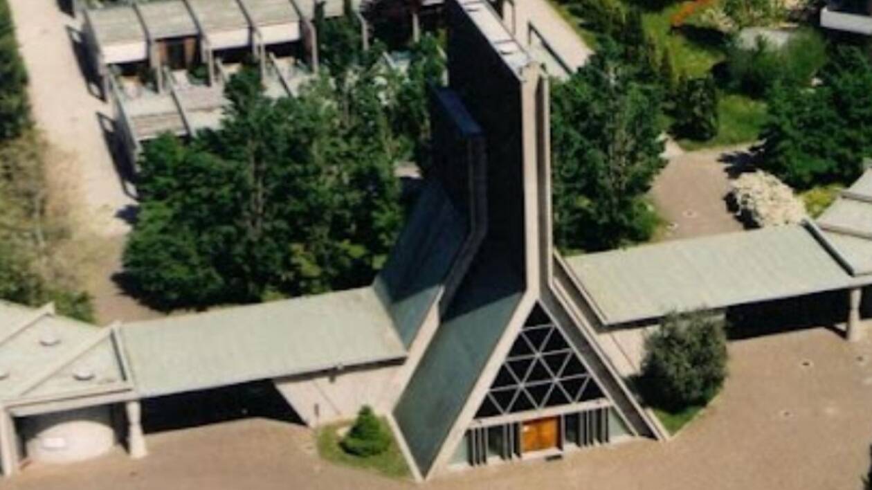 Sassuolo, furti al cimitero: 14 croci rubate ad agosto. Il Comune annuncia nuove telecamere, la Lega attacca