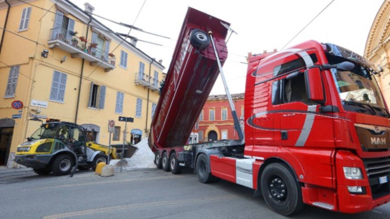 'Modena, tonnellate di sabbia in piazza Roma: scelta incomprensibile'