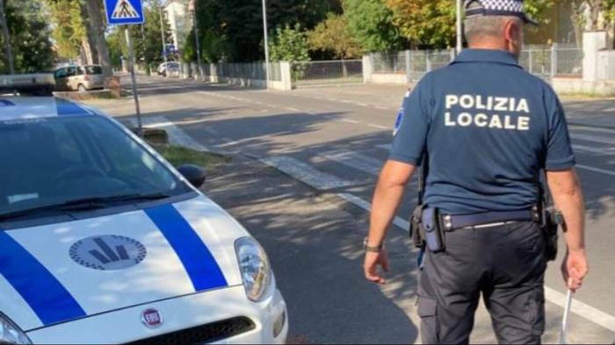 Carpi, sul bus senza biglietto aggredisce tre agenti: fermato straniero