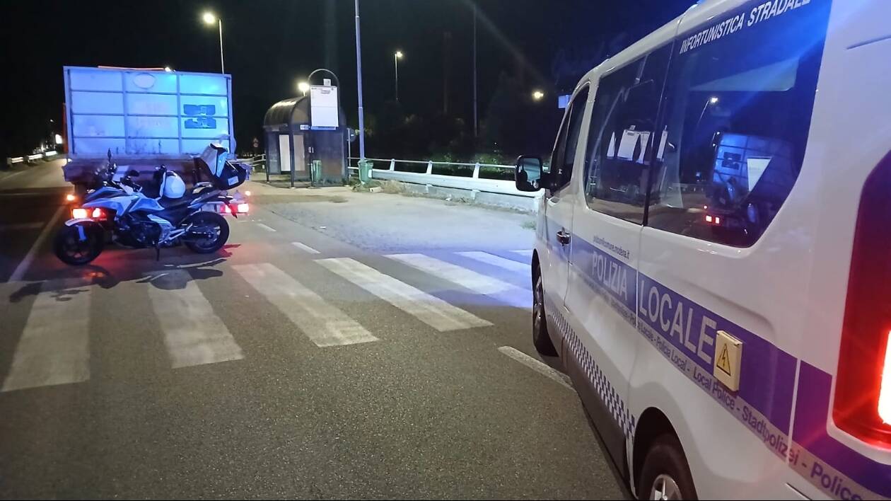 Modena, schianto in via Emilia ovest: gravissimo pedone 38enne