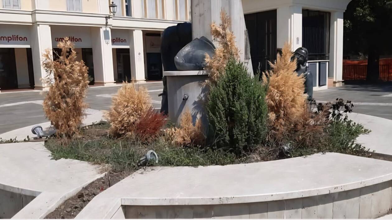 'Castelfranco Emilia, fontana del tortellino in stato di degrado: simbolo di incuria della città'