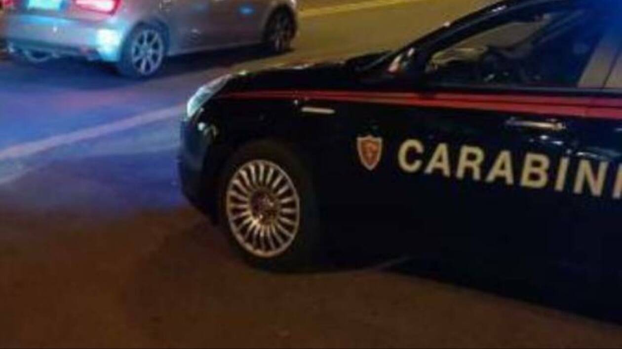 Irregolare sul territorio guida motorino rubato e si schianta contro una recinzione