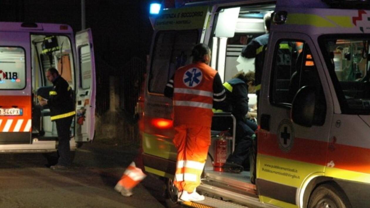 Cede la ringhiera e cade dal balcone: trovato morto 71enne