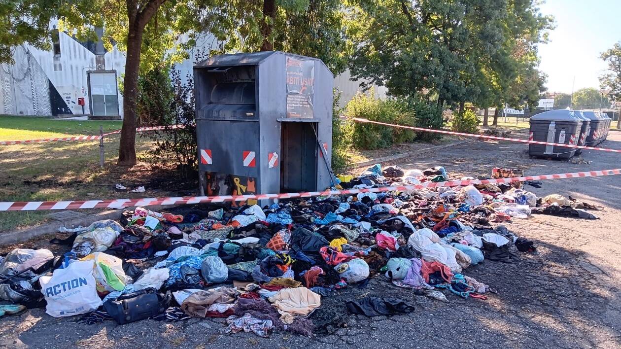 Bastiglia, vandali danno alle fiamme bidone raccolta abiti usati