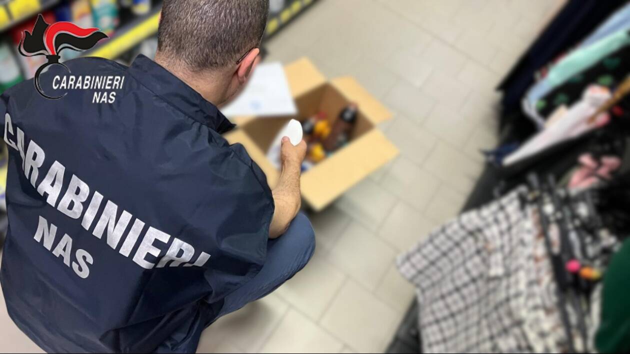Modena, vendeva cosmetici nocivi per la salute: denunciato