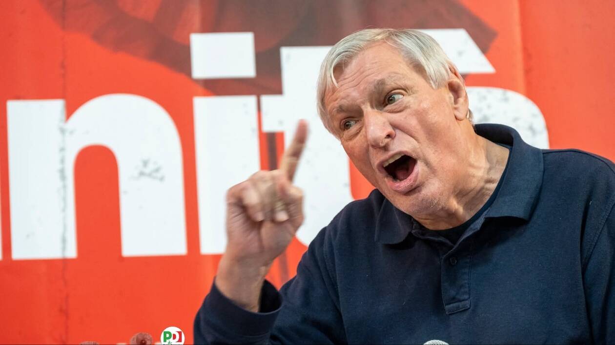 Don Ciotti chiude la festa dell'Unità come un segretario e striglia PD e sinistra: 'Più attenti ai diritti civili che sociali, e qui siamo sempre gli stessi'
