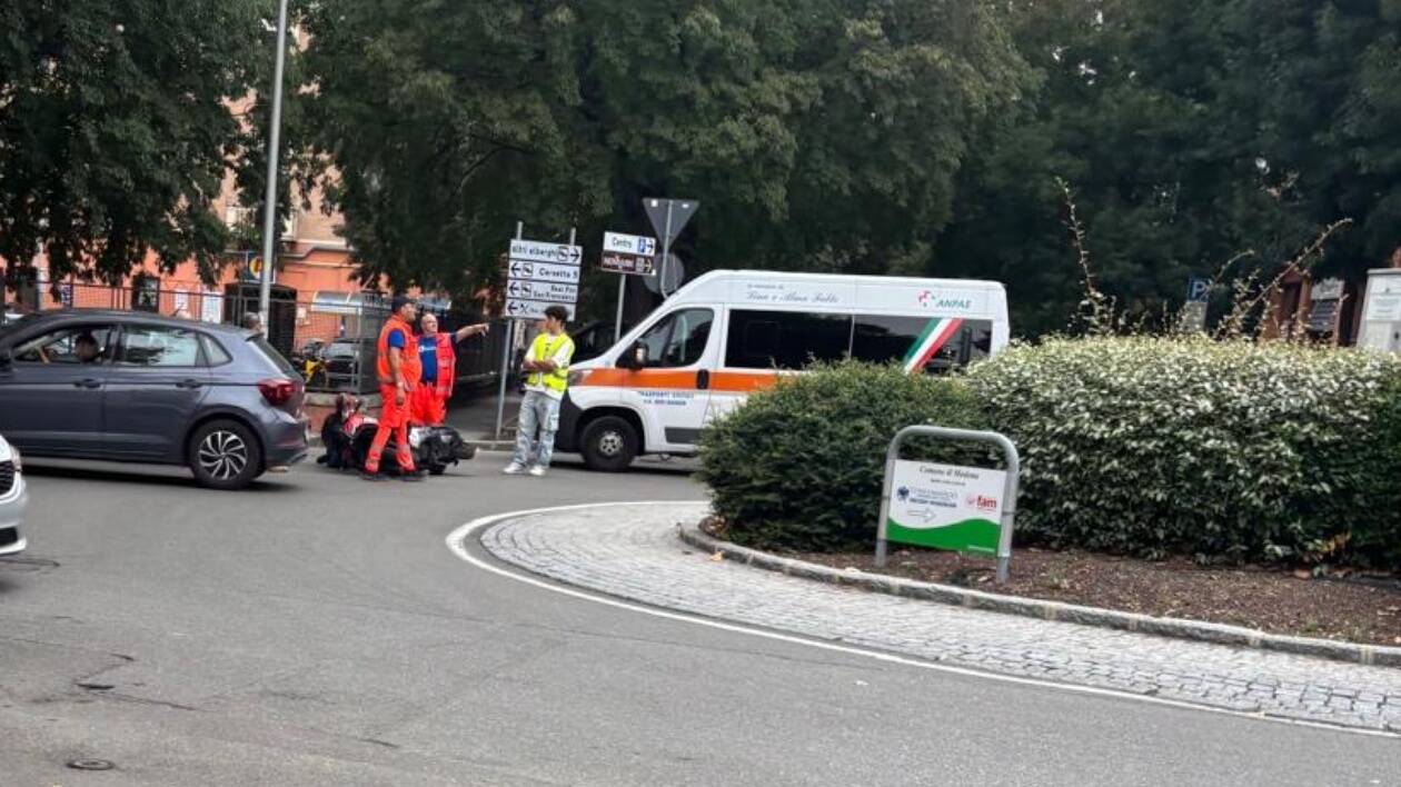 Modena, schianto tra auto e scooter alla rotatoria di viale Reiter