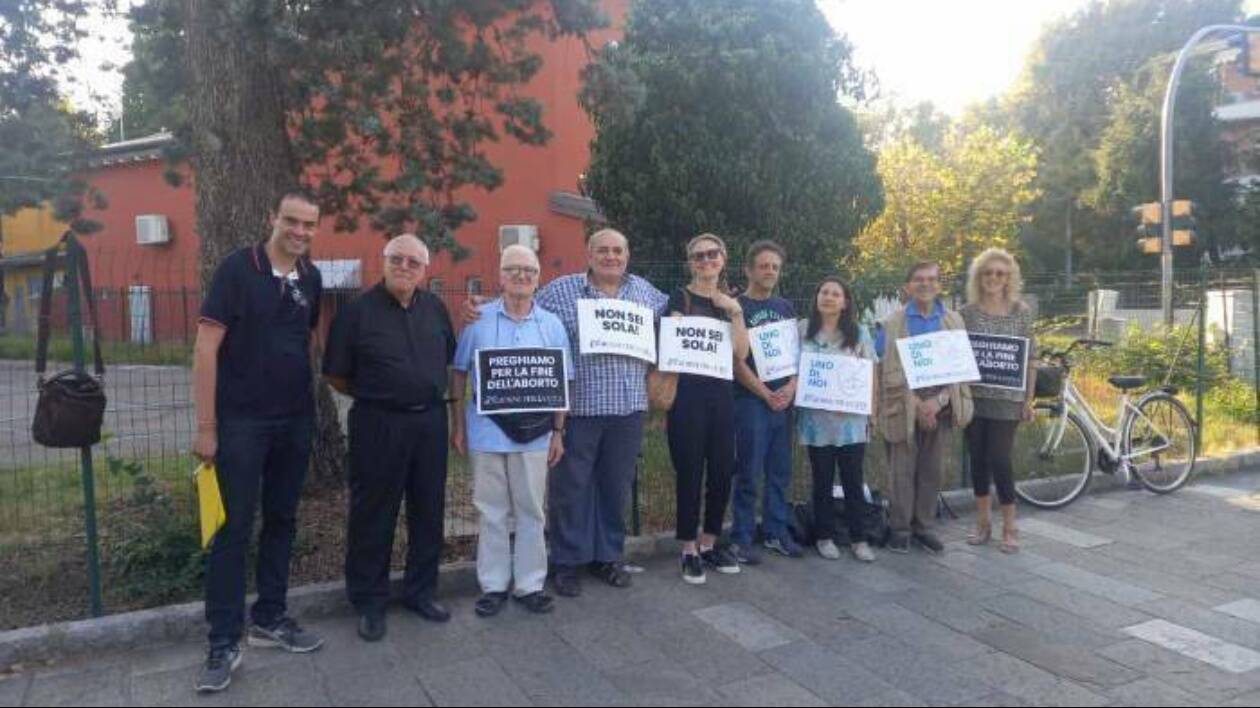 Preghiere pro life vietate davanti al Policlinico di Modena: Regione liberticida