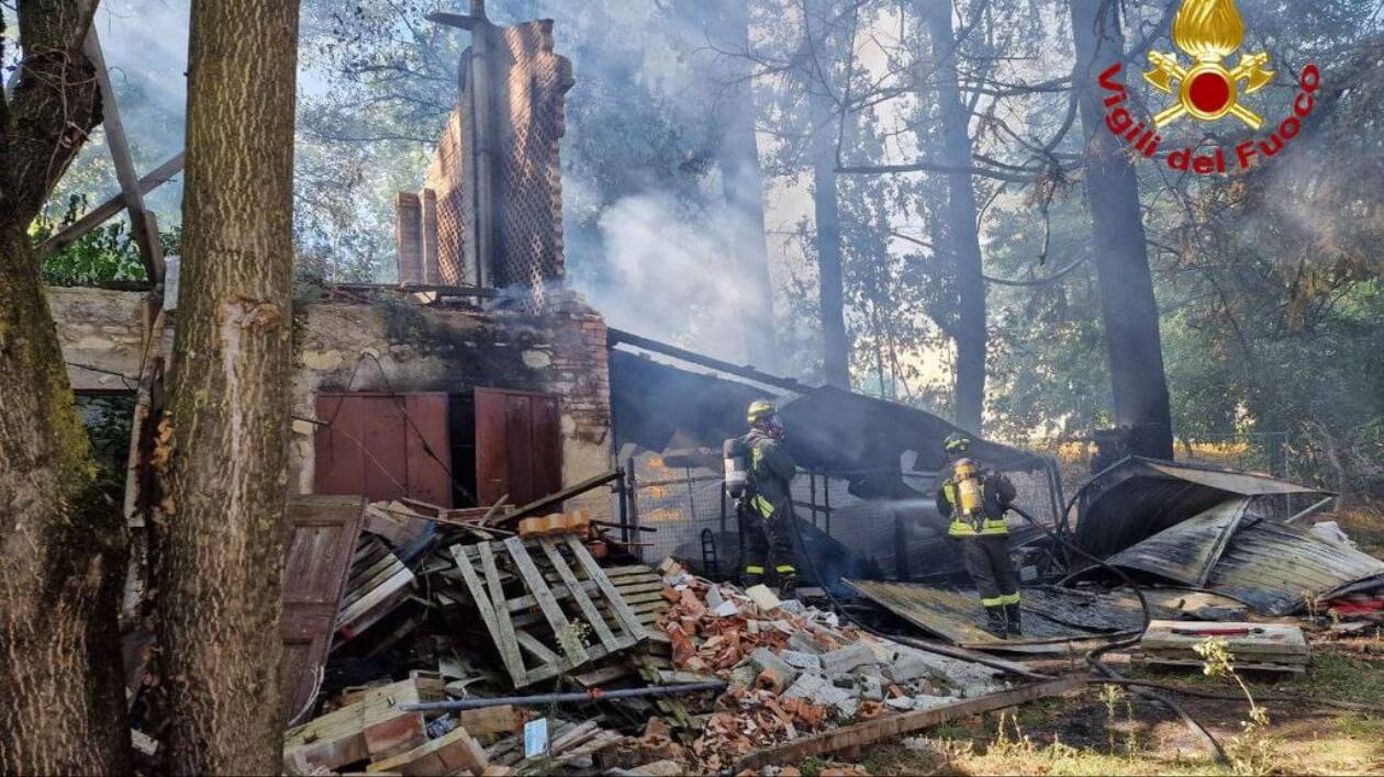 Vignola: casolare abbandonato e distrutto dalle fiamme, evitata l'esplosione di bombole di gas