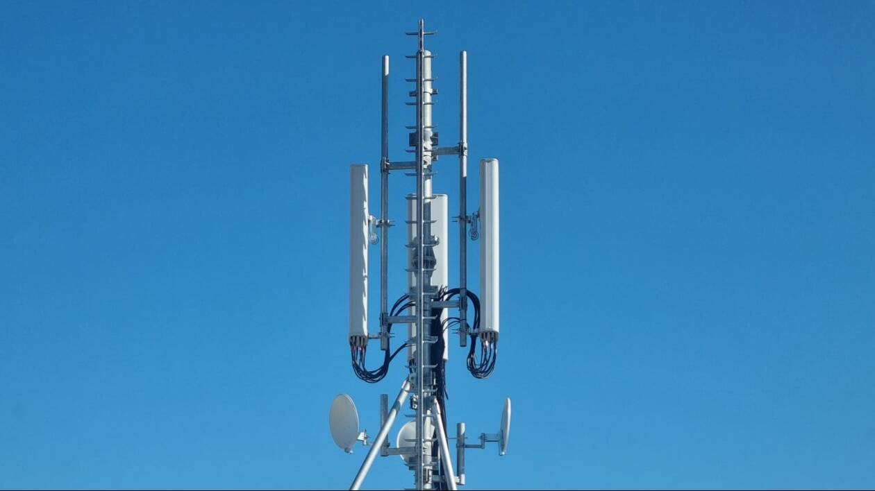 Via Archirola, antenna installata in pieno agosto: cresce la preoccupazione dei residenti