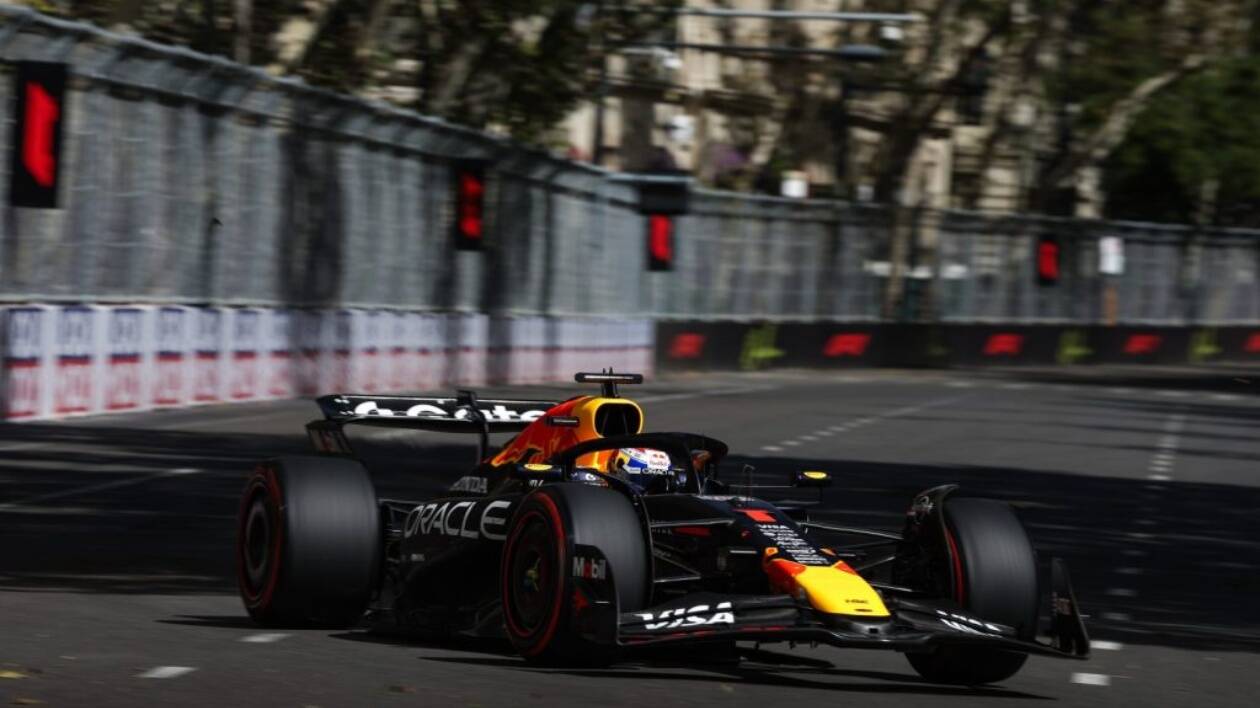Pole di Verstappen a Baku: Leclerc e Piastri a muro, Hamilton 12esimo