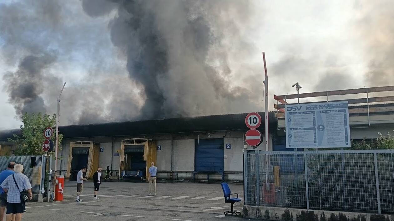 Modena, rogo alla Dsv: il Comune invita a tenere chiuse le finestre e spegnere i condizionatori