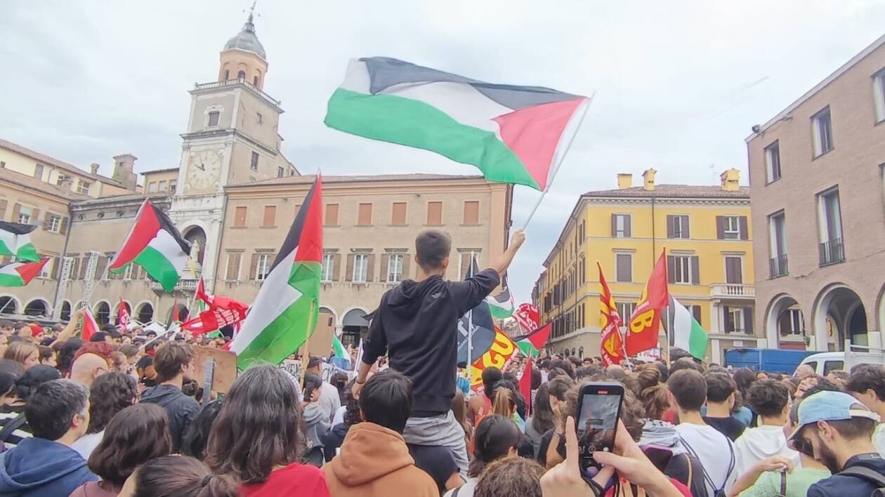‘Palestina libera’: a Modena piazza Grande gremita per Gaza