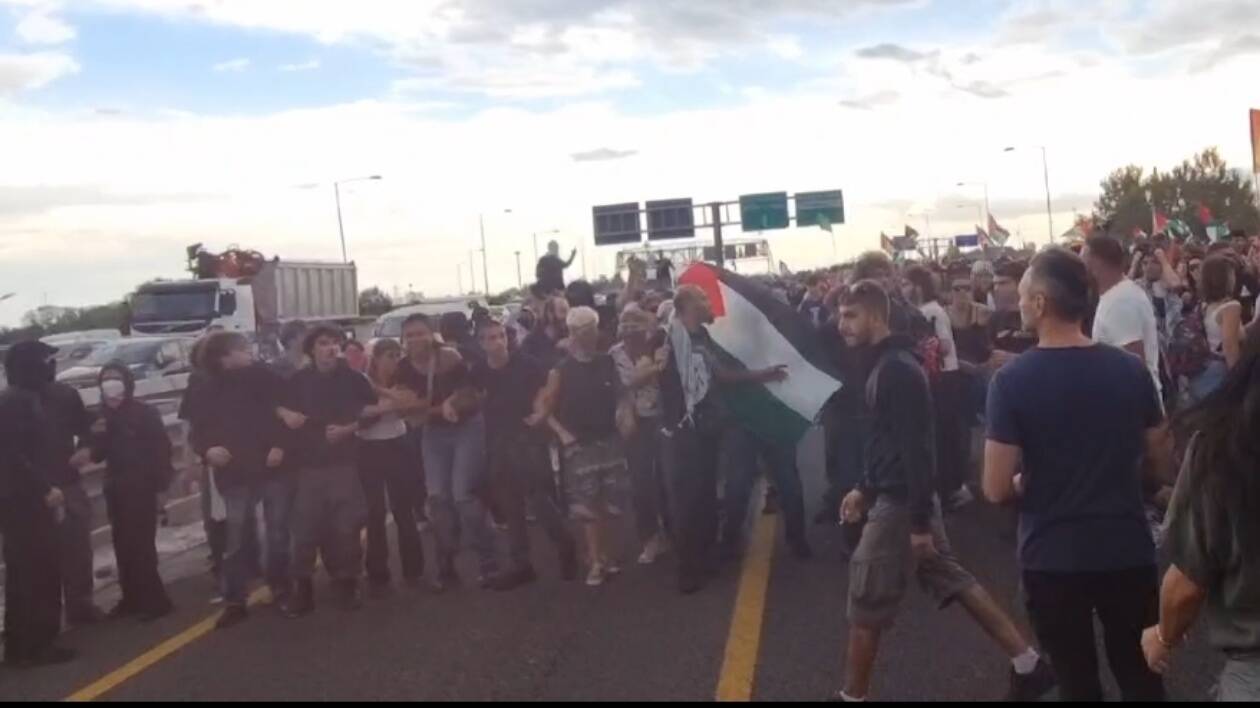 Bologna in tilt: manifestanti per Gaza bloccano la tangenziale