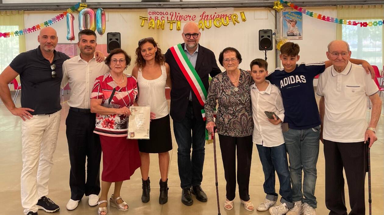 Modena, il sindaco festeggia i cento anni di Rosa