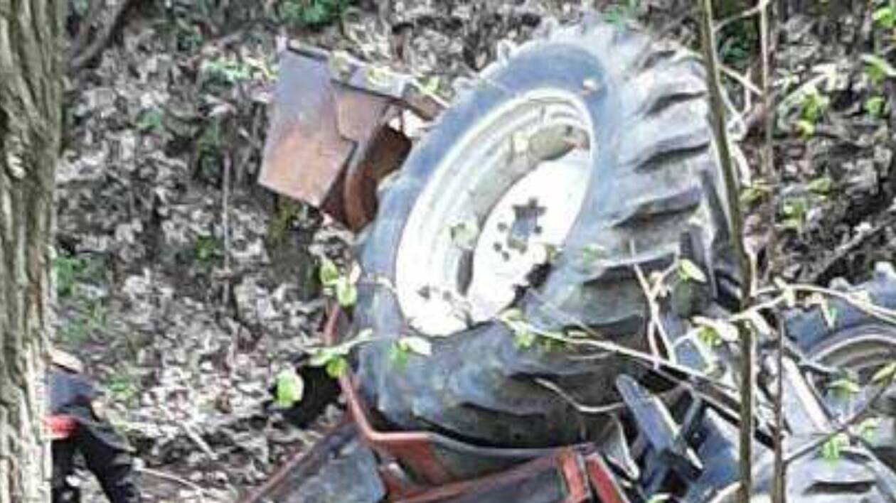 Serramazzoni, il trattore si ribalta, muore a 81 anni
