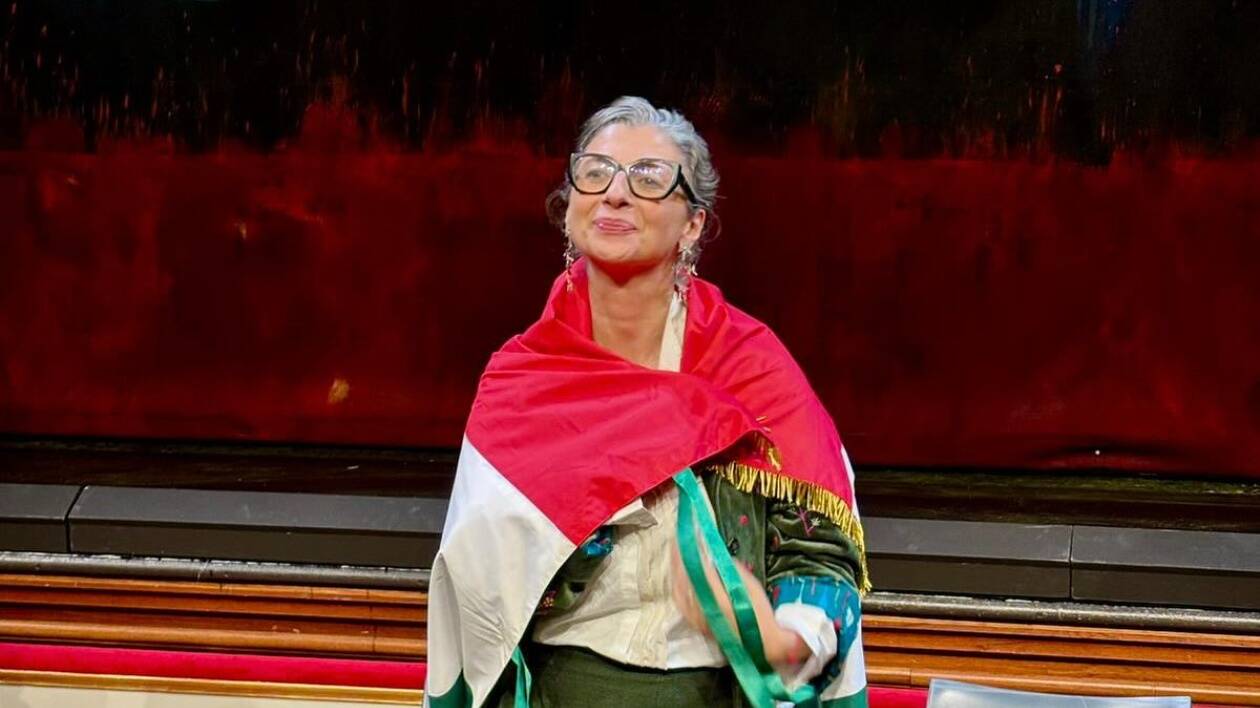 Il delirio di Francesca Albanese col Tricolore sulle spalle: 'Hamas sta animando una rivoluzione globale'